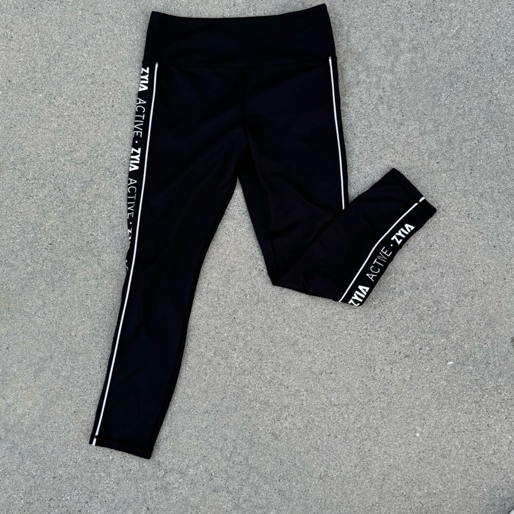 💫 Zyia Active 💫 Black Logo Stripe Light N Tight Hi-rise Capri Leggings 8-10